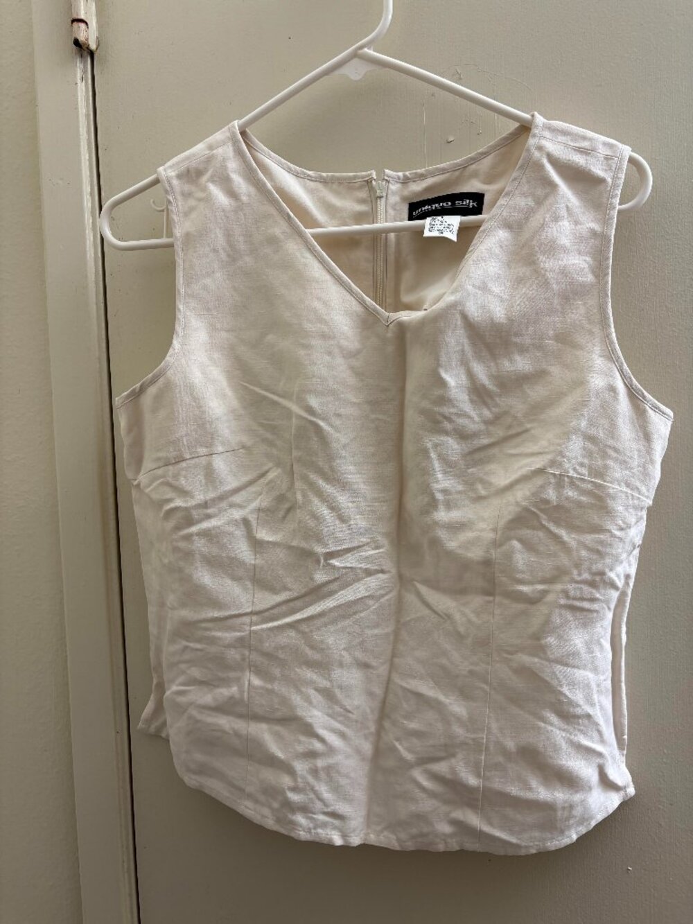 This cream-colored Unique Silk V-neck tank top COLOR CREAM